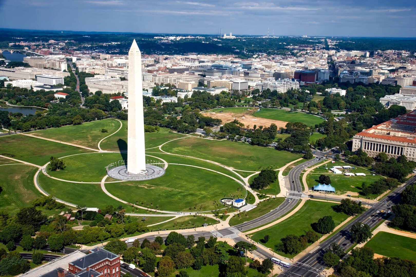 A view of the washington monument from above.